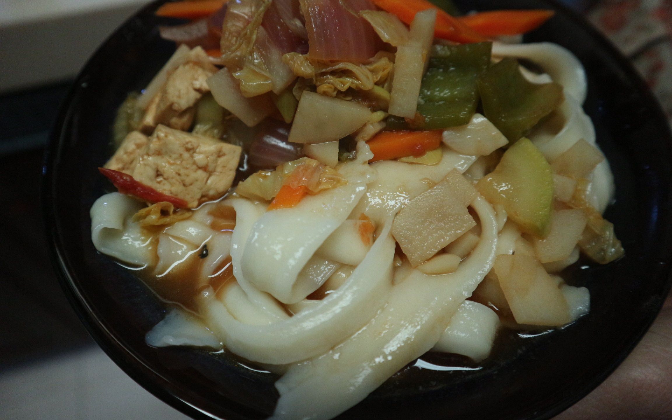 山西老祁做家乡特色勾刀面,柳叶般劲道细长的面条浇满汤,太香了