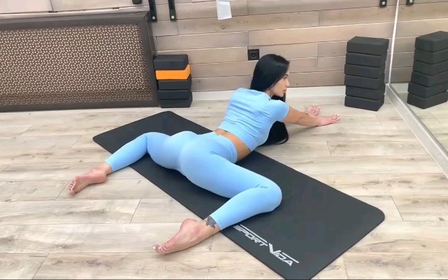 瑜伽日常腿部健身青蛙趴练习