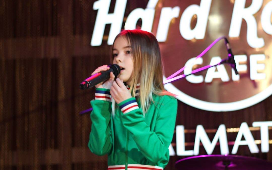 by【daneliya tuleshova/乌克兰儿童好声音冠军】- 原唱 tina karol