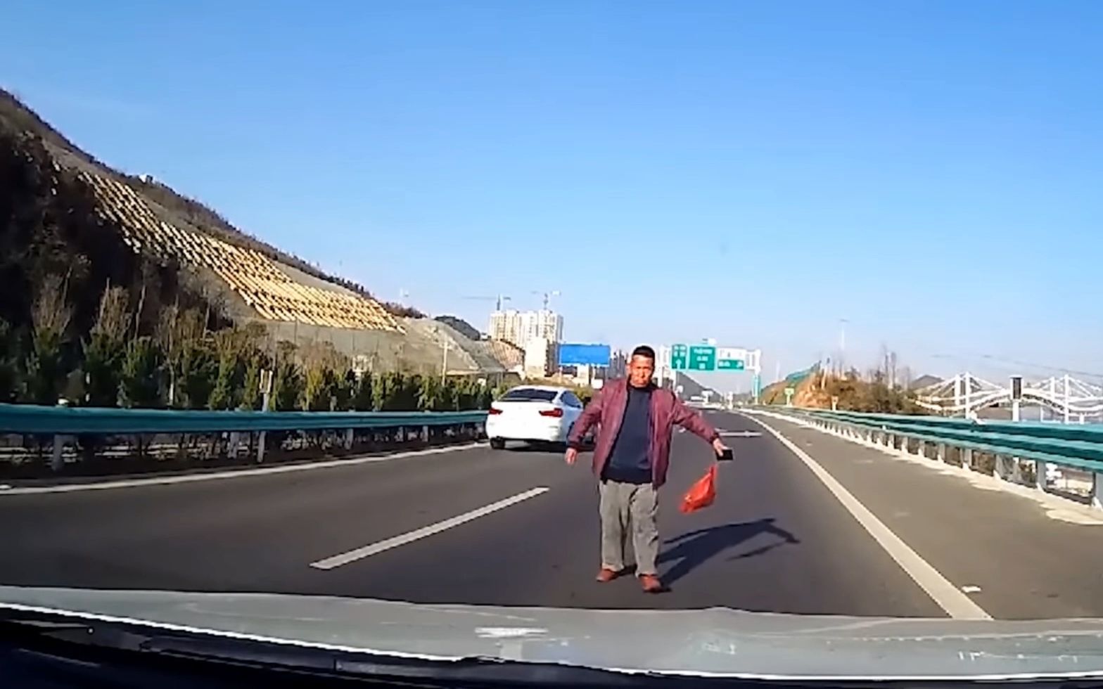 中外交通事故实例:高速上行人徒手拦车,这是活腻了么?