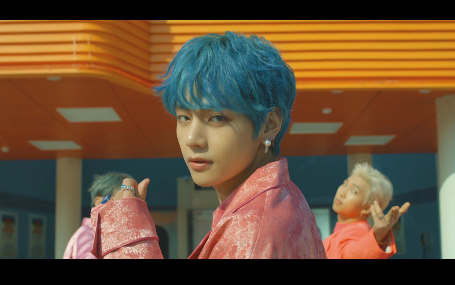 【防弹少年团】《boy with luv》feat. halsey 预告1 2