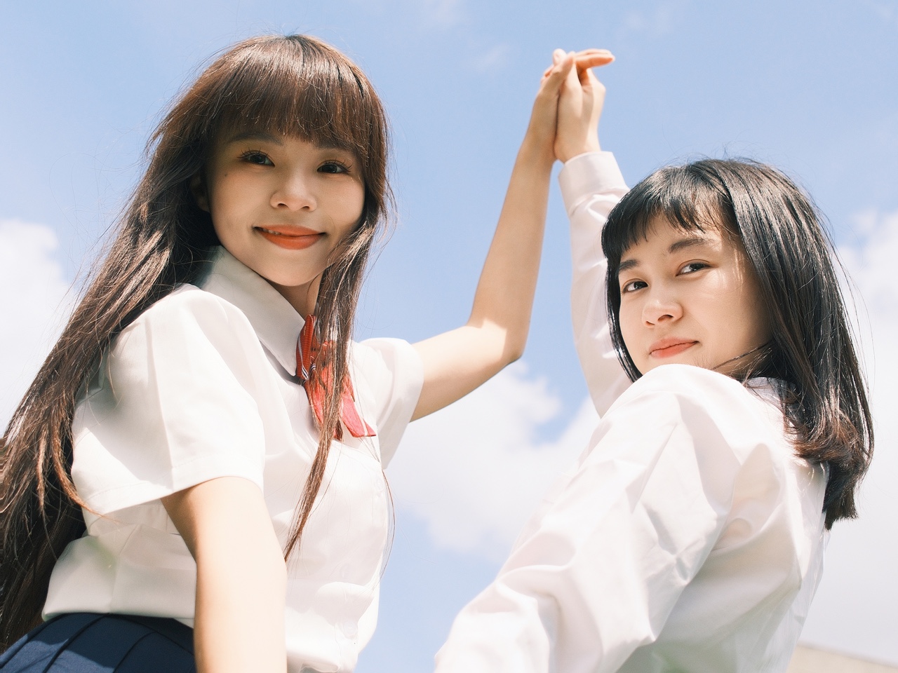 闺蜜拍照别再傻傻剪刀手啦!这样拍超出片