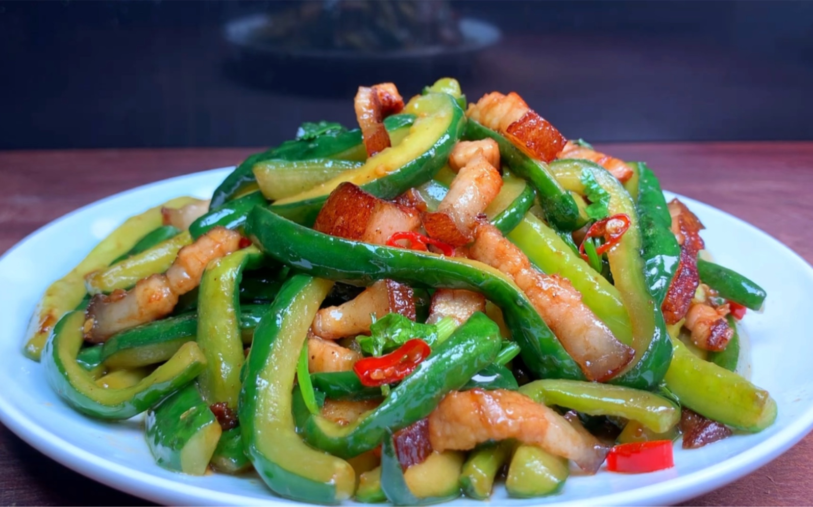 酒店昂贵热销菜,普通的黄瓜炒肉居然卖68元,做法究竟哪里不一样