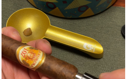 开灰养了四年拉奥罗拉狮子王雪茄,茄衣变深巧克力色