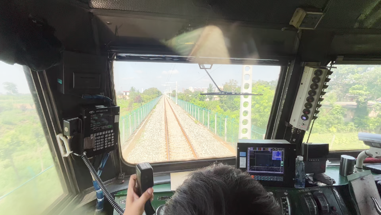 【中国铁路】火车机车司机室视角·巡视光电缆线路
