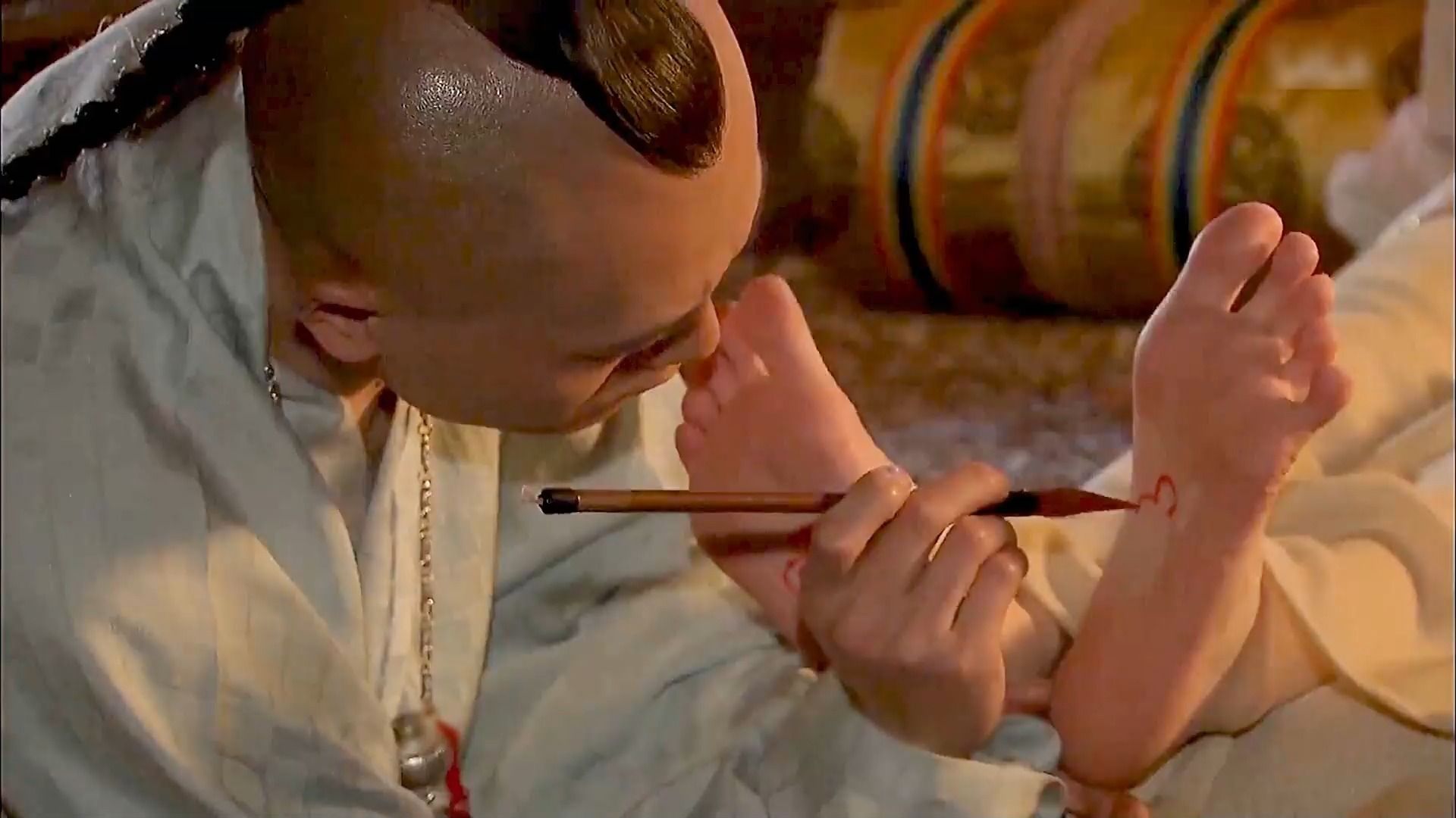 傻子少爷,在丫鬟脚底板上画画