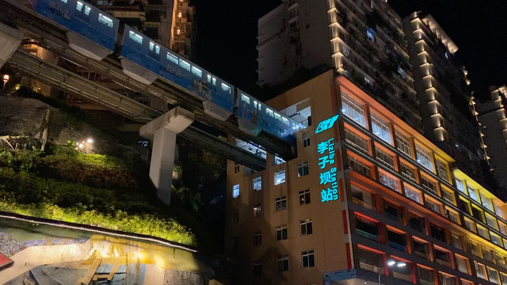 是谁还没见过李子坝的轻轨穿楼呢