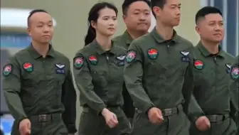 又美又飒！ 99后中国女飞行员徐枫灿亮相珠海航展格外抢眼