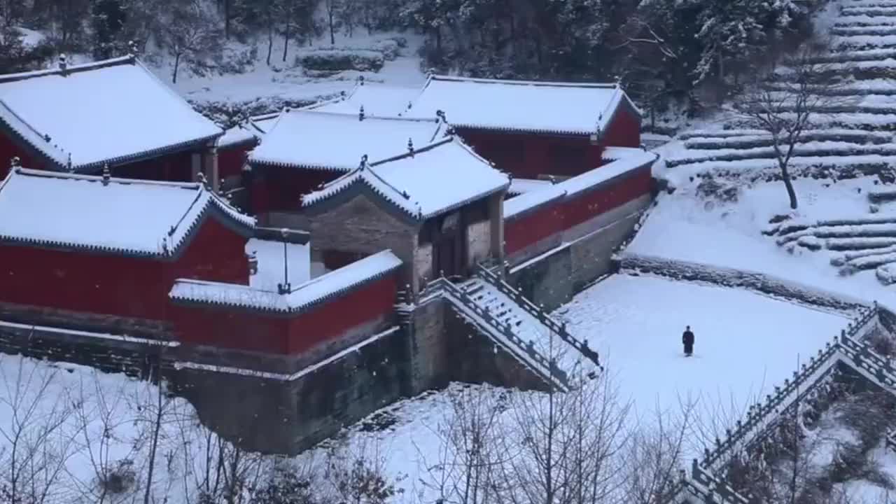 [图]人剑合一！80后武当道长雪地舞剑，好似拍武侠剧：只是练功罢了