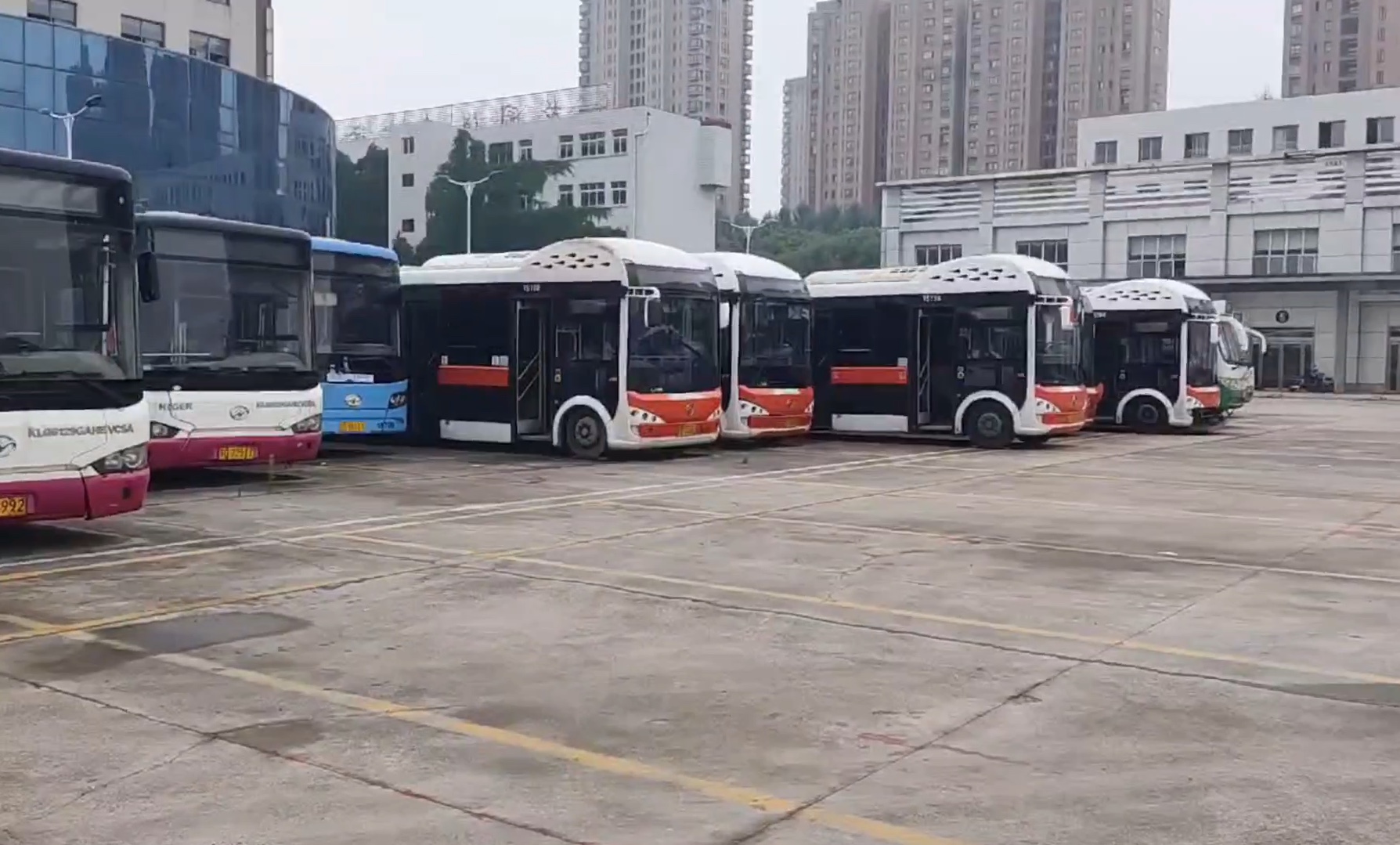 常州公交花园汽车站 待报废车