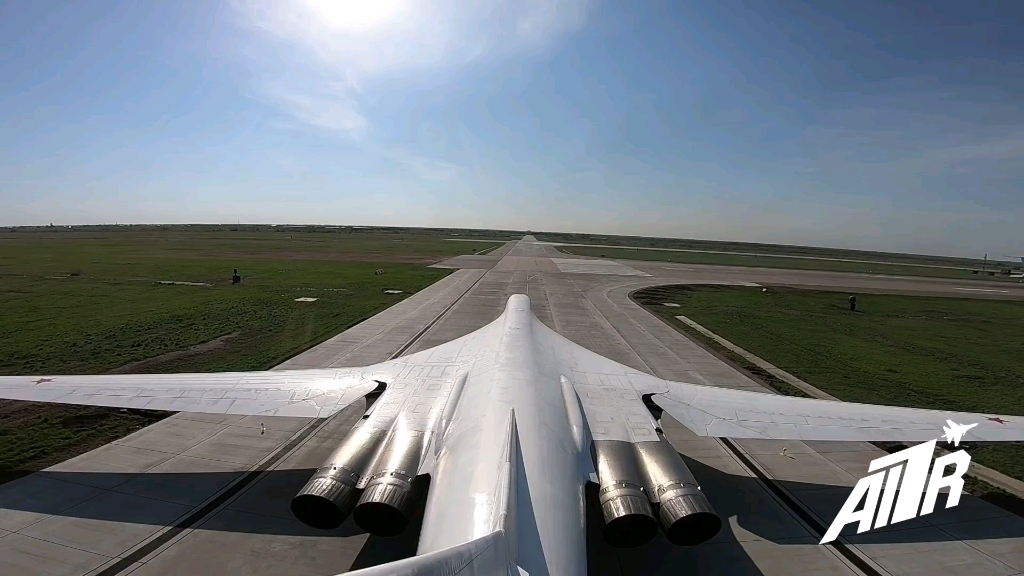 图-160轰炸机起飞视角