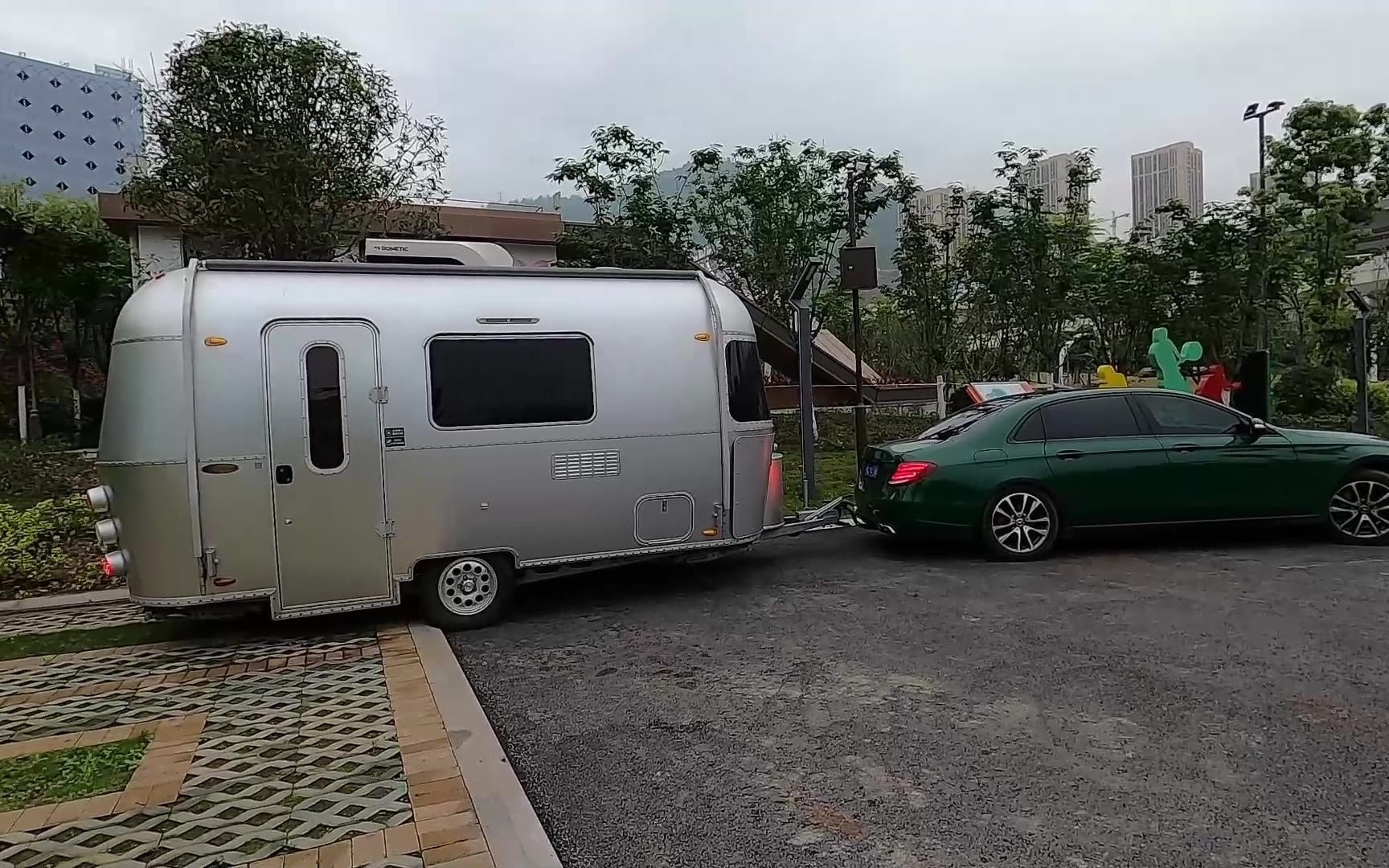 大龙拖着房车从重庆万州到云阳,驻车张飞庙景区一大早被游客围观