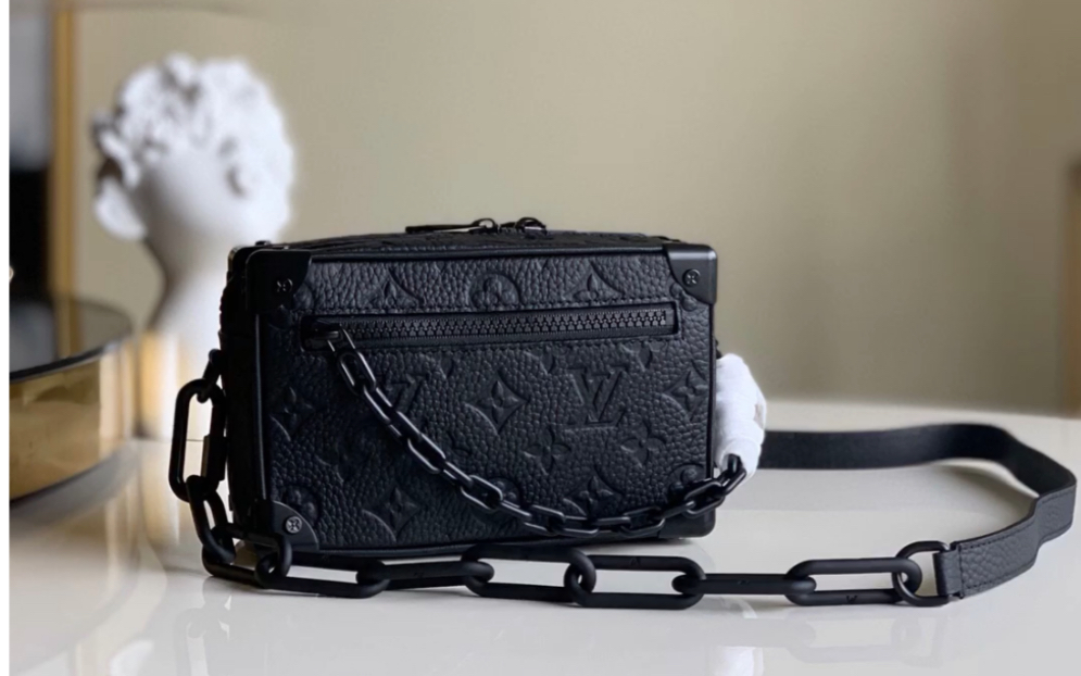 介绍一下高仿lv路易威登m55702压花 minisofttrunk手袋标志性monogram