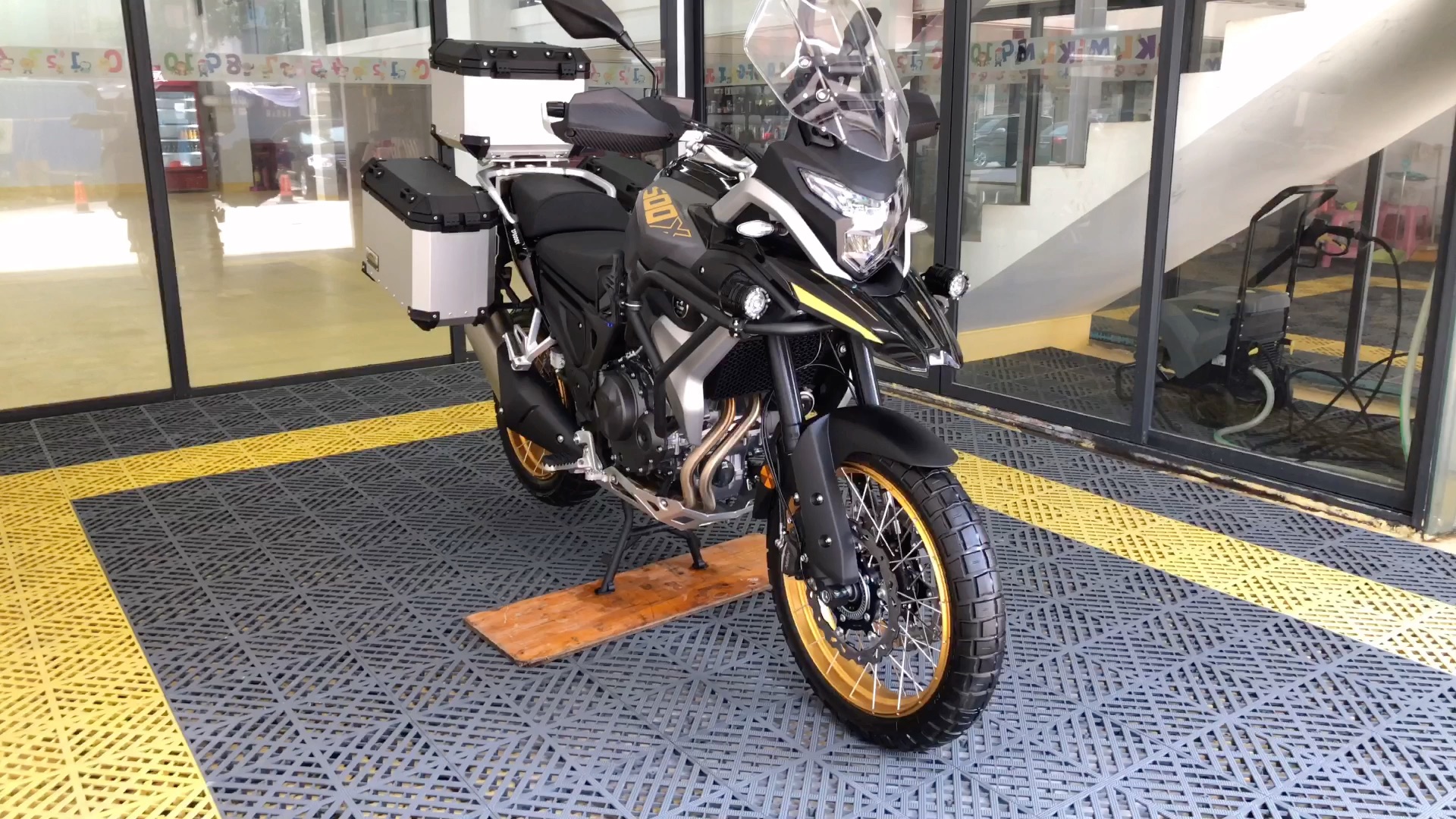 龙泰名车单摇臂版凯越500x摩托车精洗