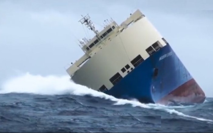 深海里 35000吨巨轮即将沉没,海上救援力挽狂澜,不多的精彩实拍