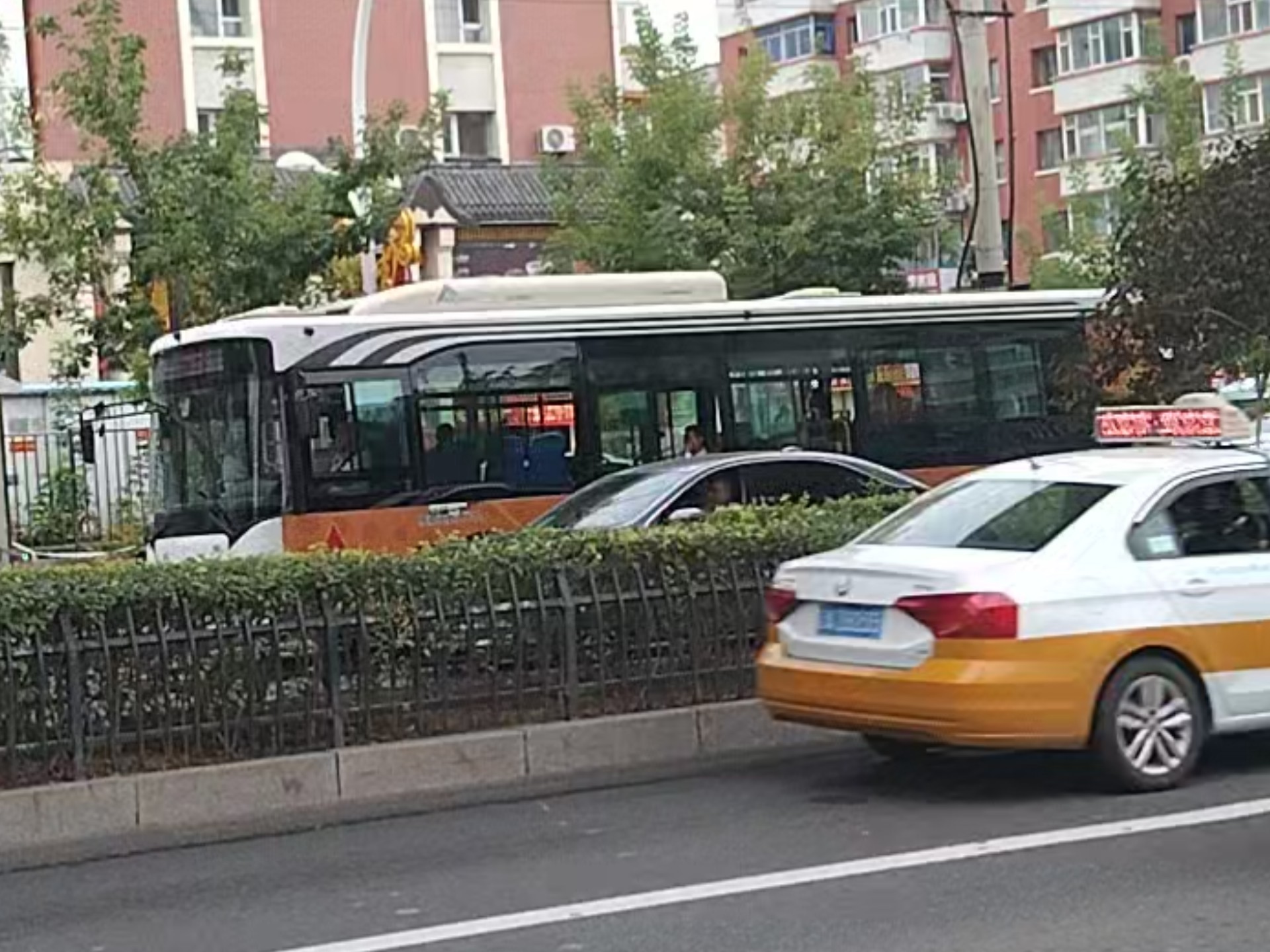 g233路一汽ca6100urbev25型纯电动公交车通过临河街