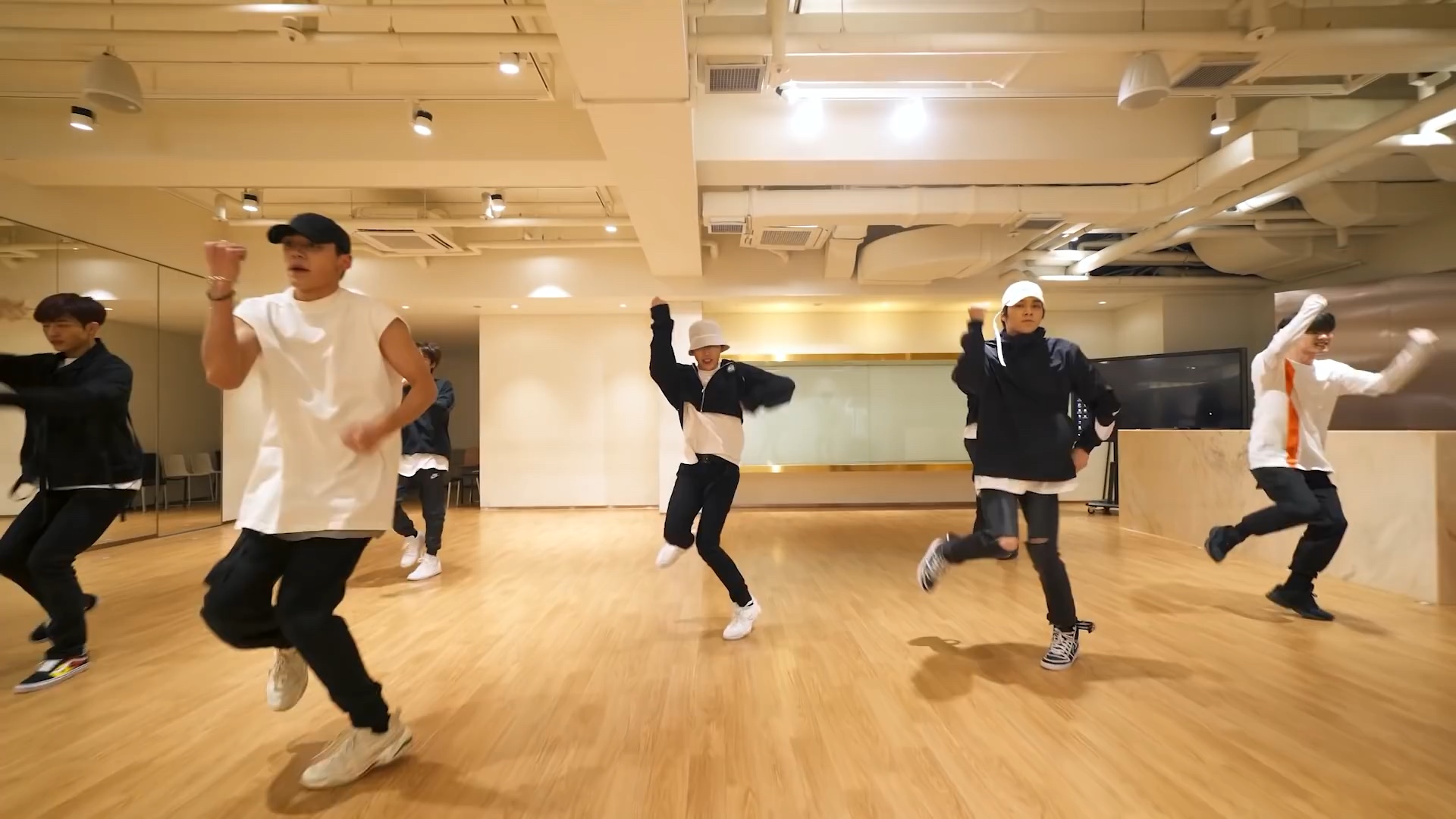 [图]NCT WayV - WayV 威神V '理所当然 (Regular)' Dance Practice