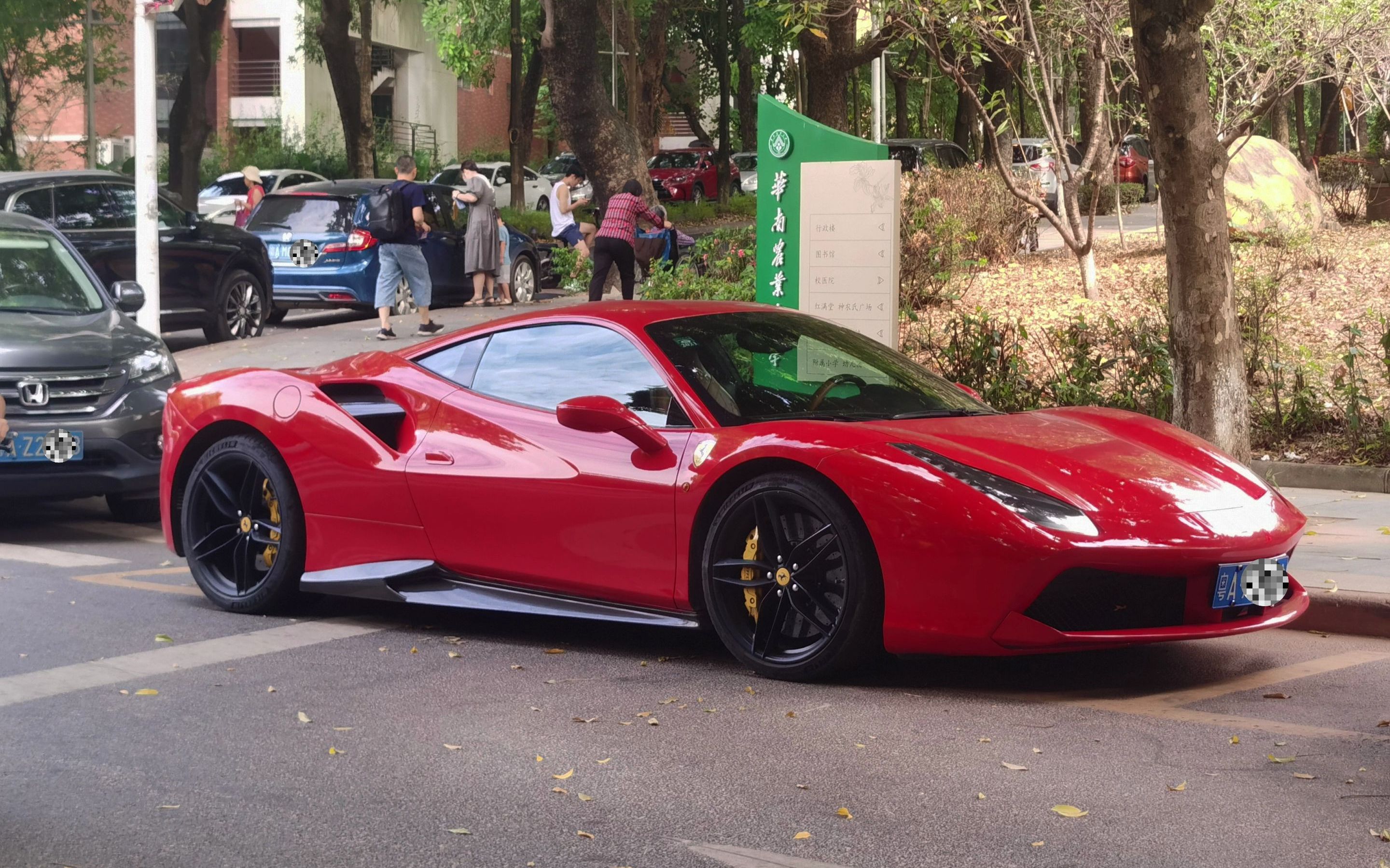 【华南农业大学豪车街拍(第四期)】在地大物博的五山农专,你甚至可以