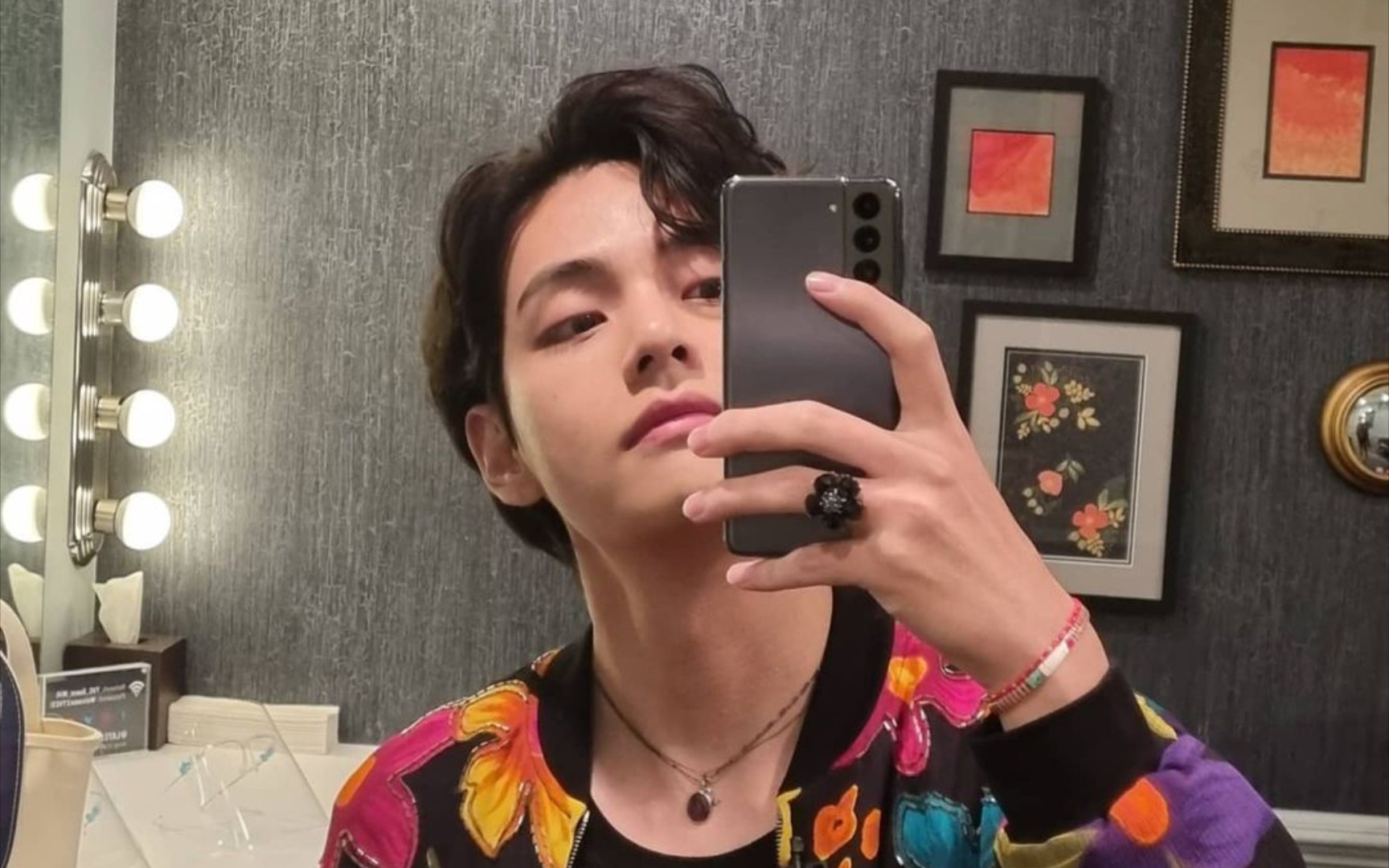 防弹少年团金泰亨对镜自拍的金泰亨