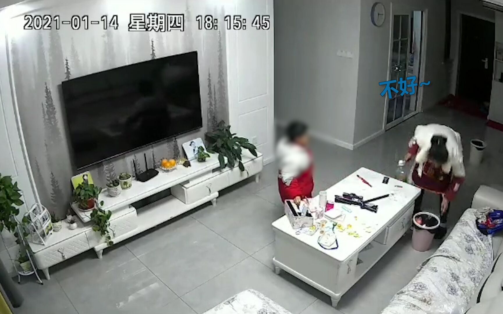 熊孩子家里玩火点燃垃圾桶 厨房里的妈妈听到声音 出来一看气坏了