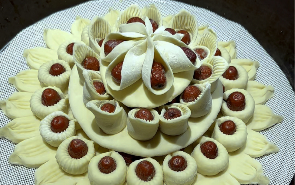 来自陕北黄土上的民间特色美食～蒸面花,也叫年糕,寓意来年步步高升!