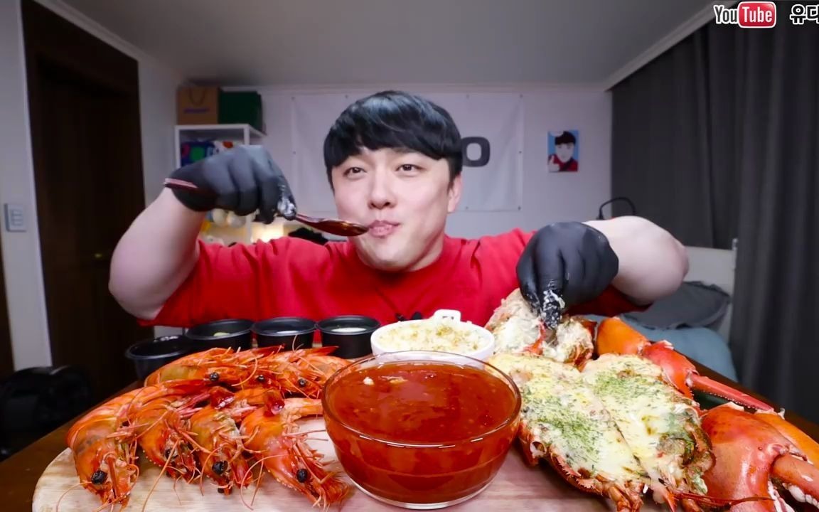 韩国小哥圣诞吃芝士龙虾和米饭大虾吃的很饱很满足的样子