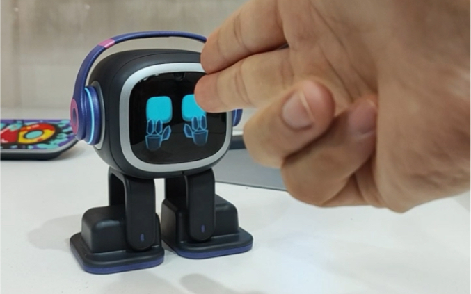 emo机器人中弹了