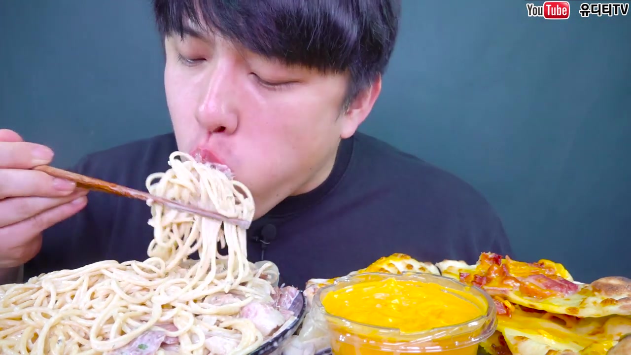韩国深渊巨口小哥6一大份奶油意大利面还有两块超大的披萨顺便来一个