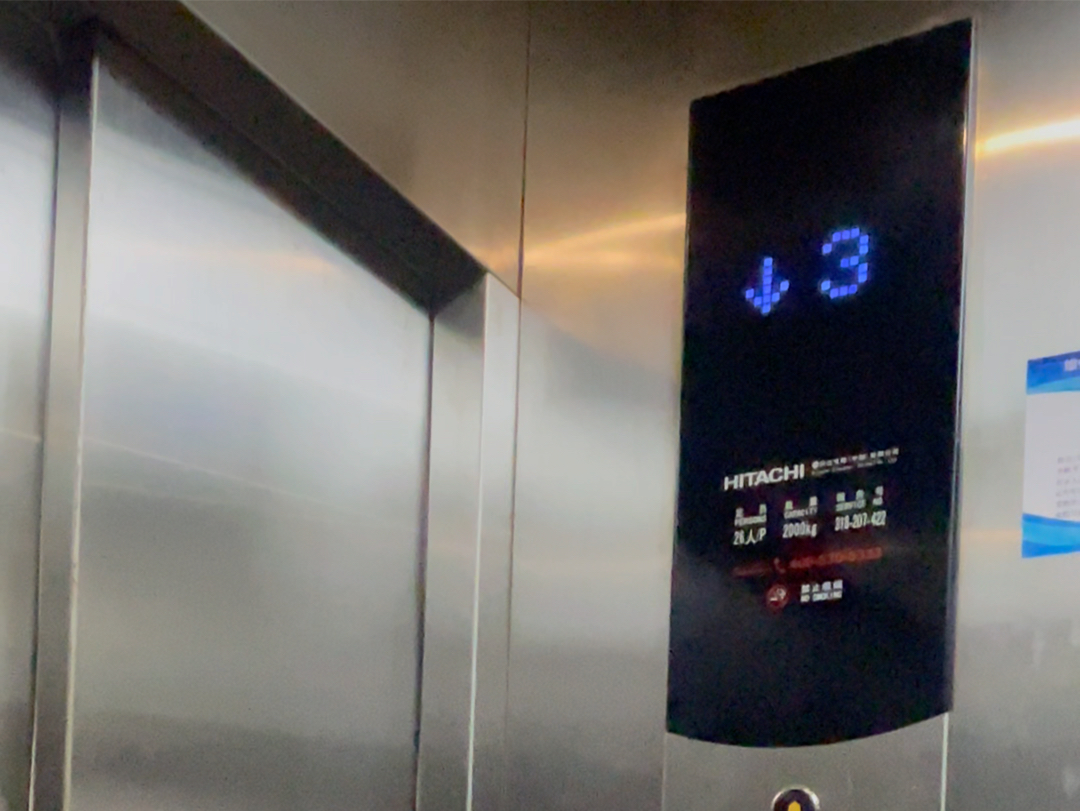 【地点保密】我学校食堂的日立lca贯通门货梯