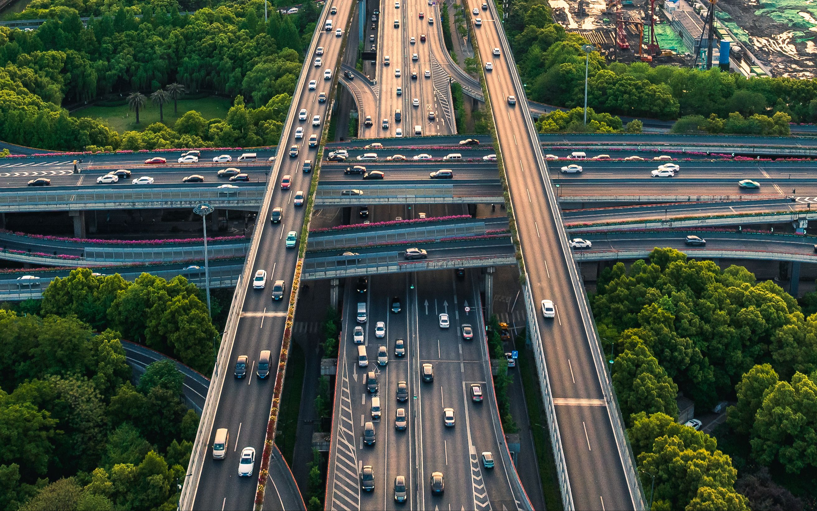 来感受一下,杭州随便一个偏远高架的车流量