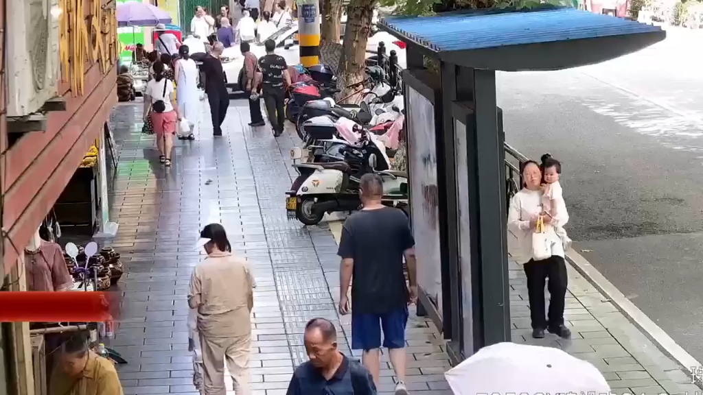 3岁男童6楼坠落公交站牌顶，外卖小哥徒手爬顶救人