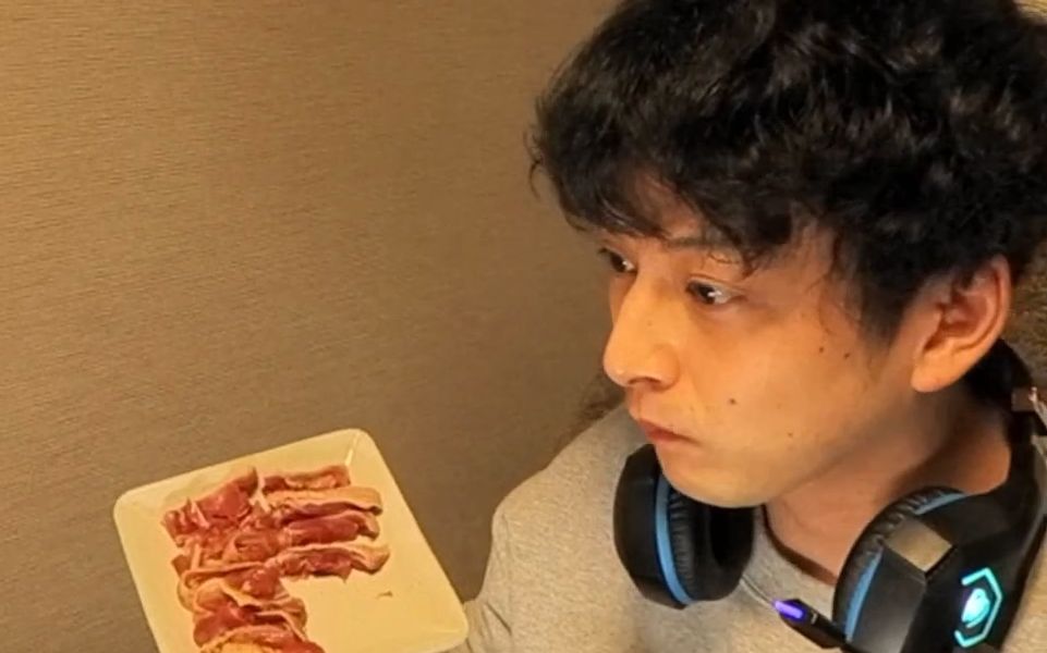 石黑英雄边吃肉边看电视节目的直播生肉