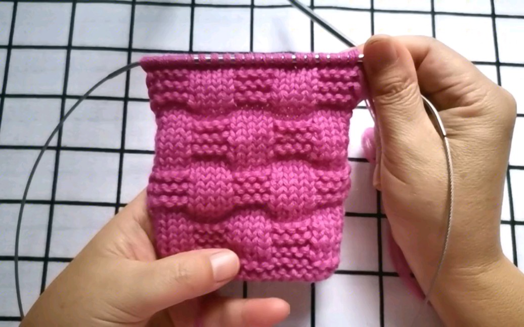 一种由上下针组合的方块花型,简单易学,适合编织各种款式的毛衣