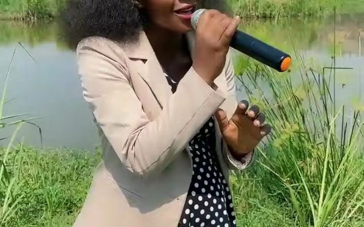 卢旺达美女丫丫唱中文歌,太美妙了