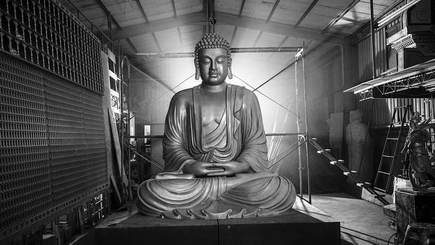 《大佛普拉斯》众生纠缠，困于佛肚，大佛不渡穷人，却能藏匿尸体