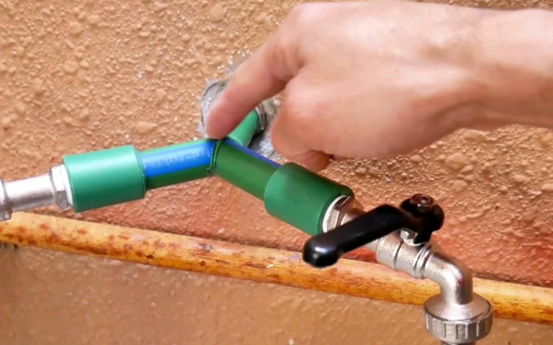 一个水龙头不够用,临时用水,用ppr管自制三通分水器,一个变两