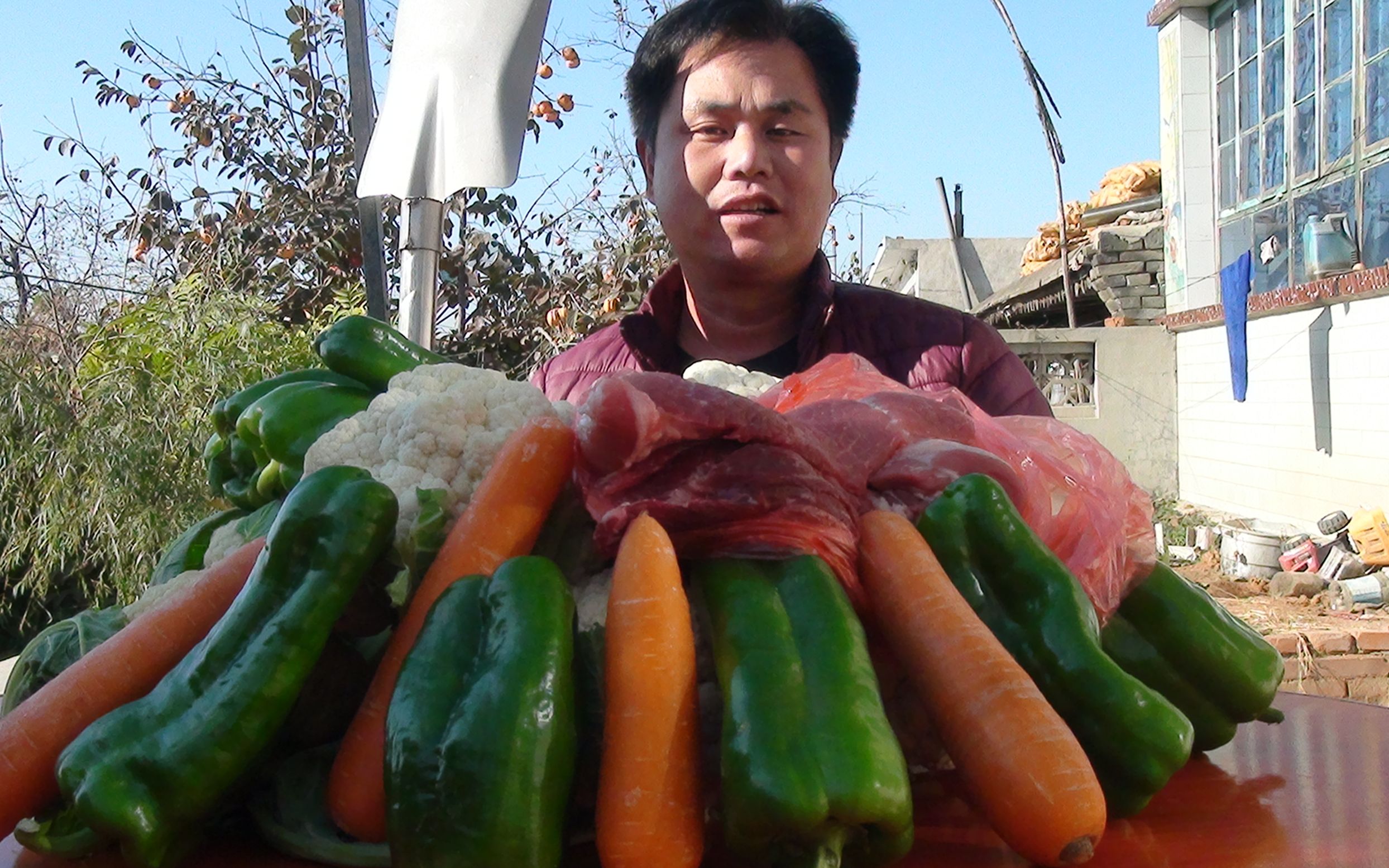 农村大锅哥,买了3.7斤猪肉22斤菜花3斤青椒2斤胡萝卜,做一大锅