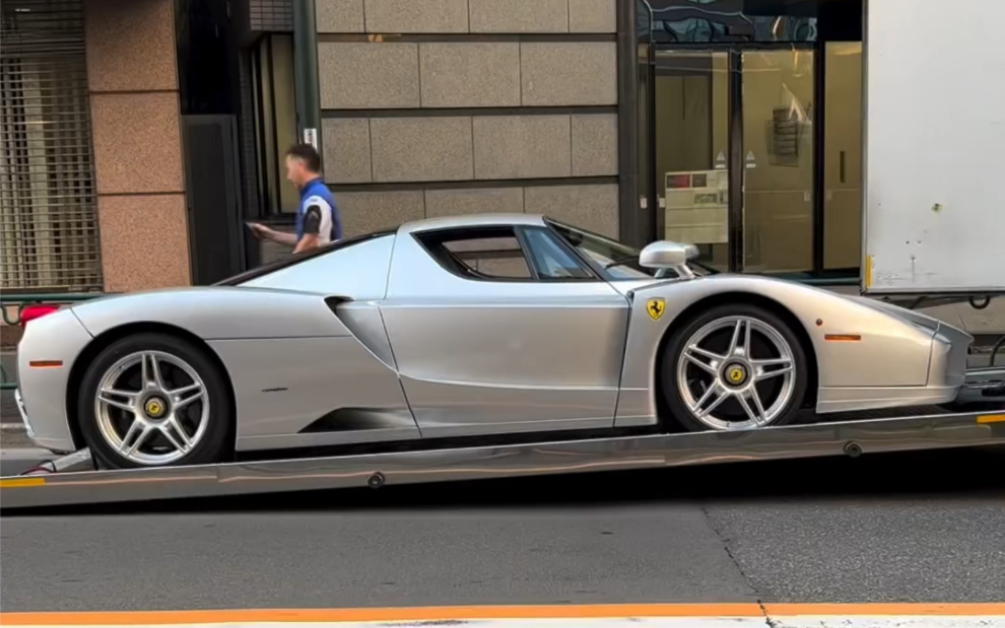 极致优雅的银色的法拉利马王恩佐上板车