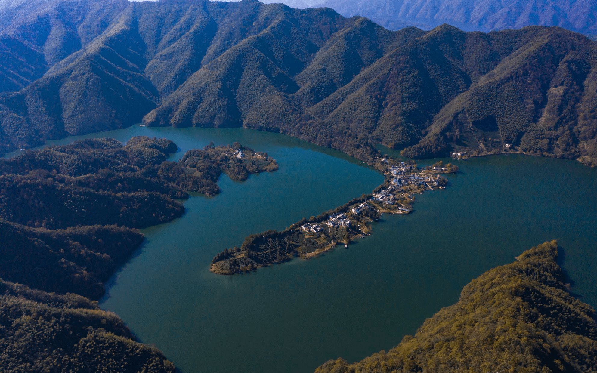 航拍太平湖中半岛上的曙光村