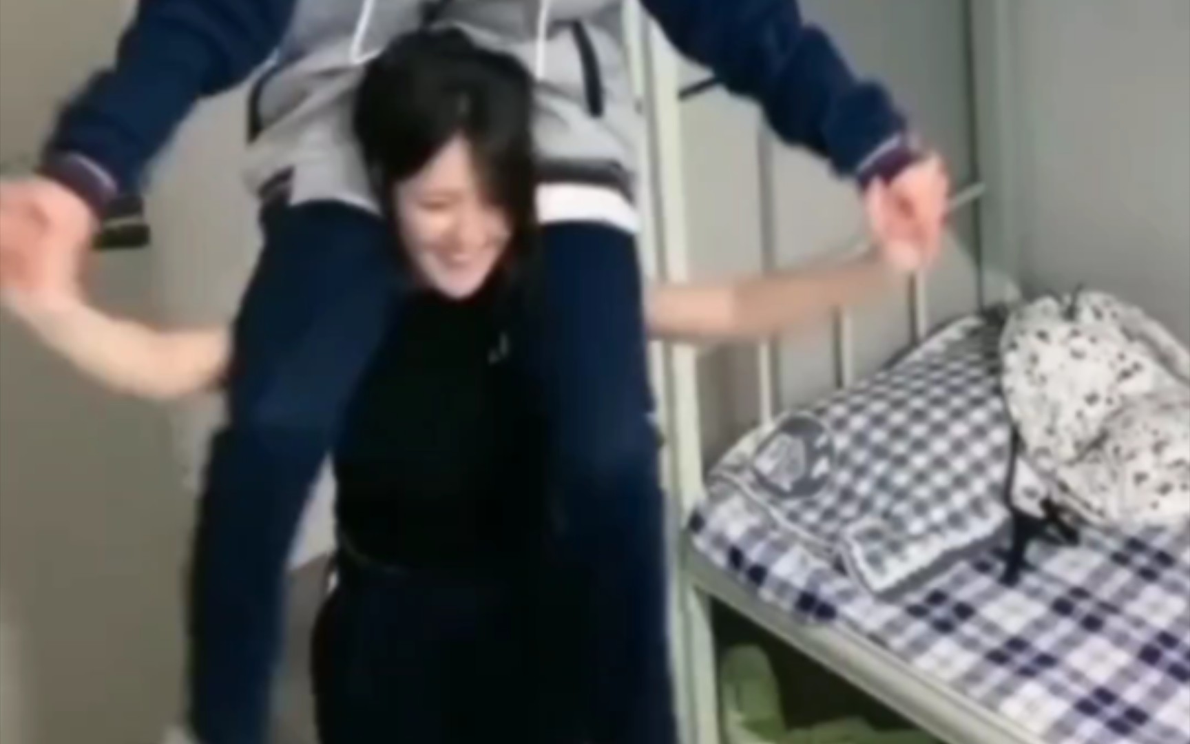 闺蜜骑脖子转圈圈