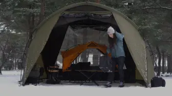 Скачать видео: 有趣的帐篷在大雪中出色的单人露营