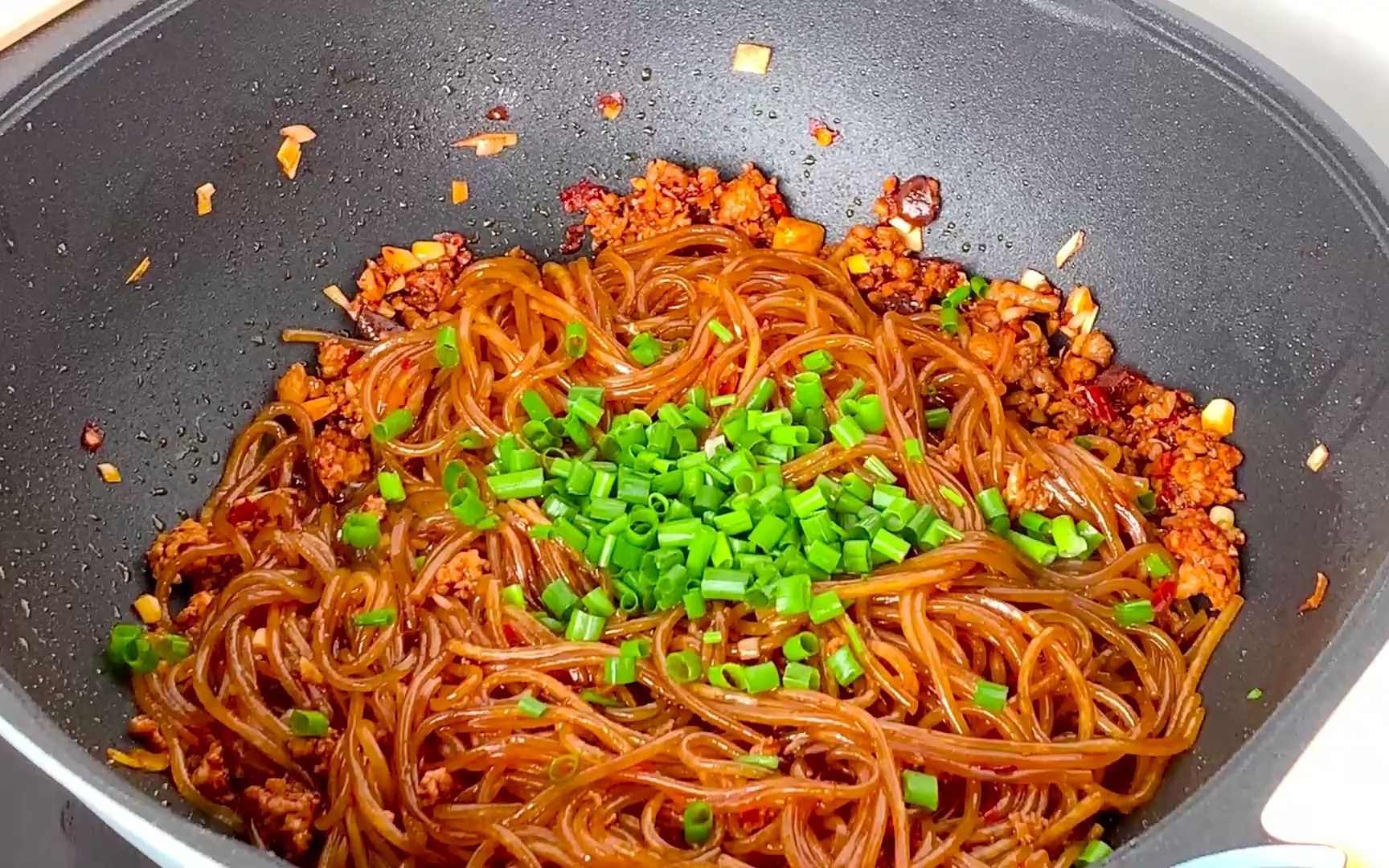 肉末炒粉条看似简单,原来有诀窍,多加这一步,粉条不粘锅不成坨哔哩哔哩bilibili