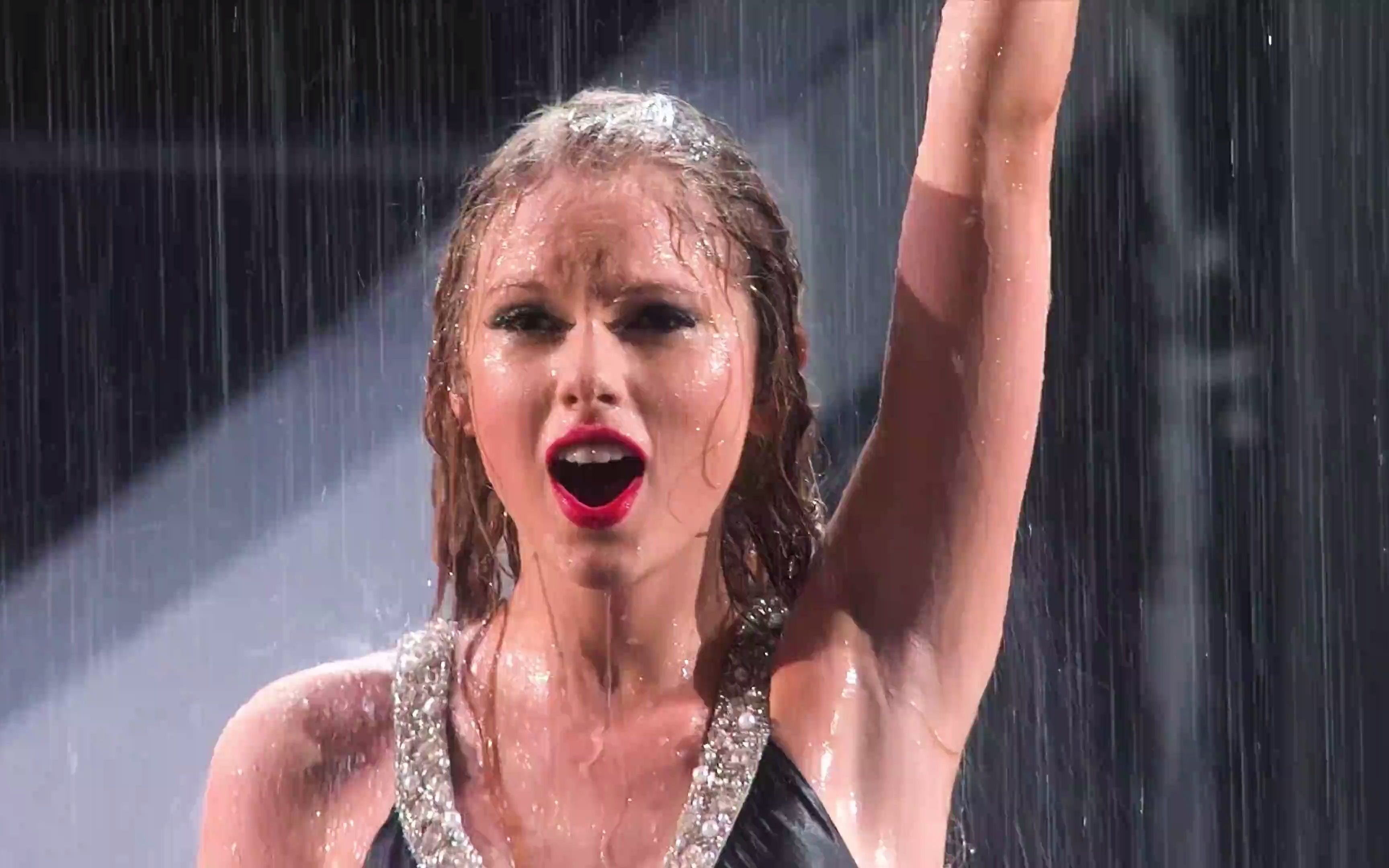 [图]（名场面）【Taylor Swift】《Should've Said No》4K 雨中比心甜蜜来袭