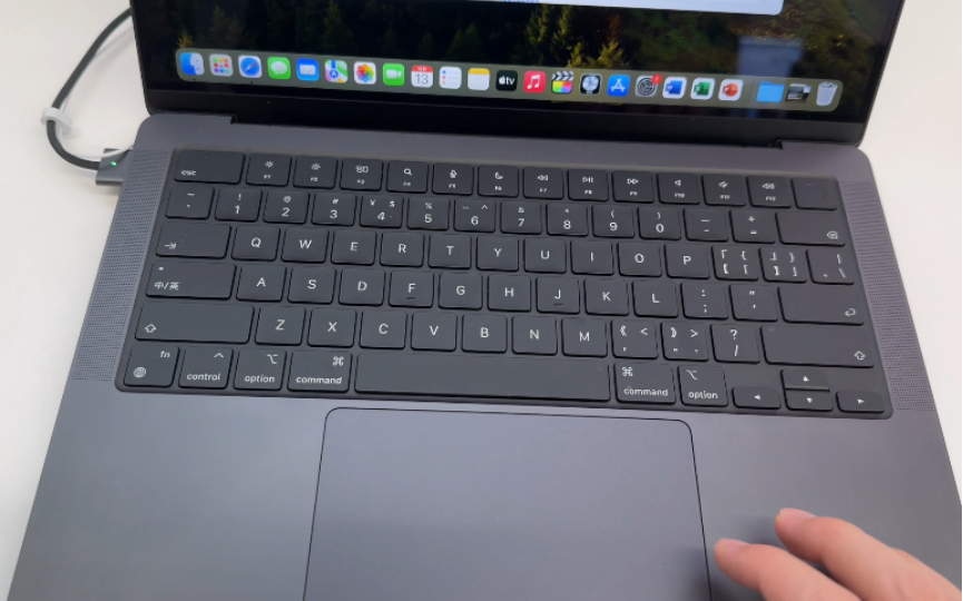 m3 macbook pro深空黑色上手体验,银色和黑色都不错.