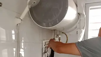 电热水器长时间不用，里面的水都成了“死水”；放出来用都是一股臭味，更别说用来洗澡了！关爱家人身体，健康从身边的小事出发！