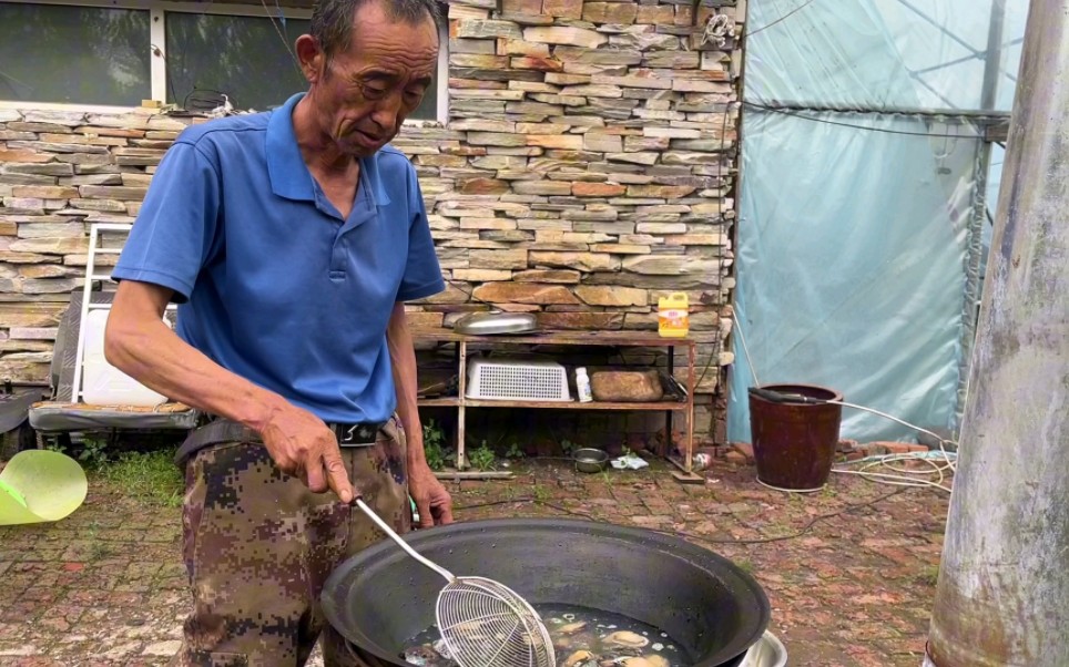 三叔第一次炖鲍鱼海参,没想到味这么好,放东北大酱炸锅,这菜绝哔哩哔哩bilibili