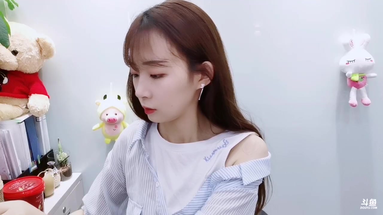 斗鱼清纯可爱妹子小英子吖6.30直播录像