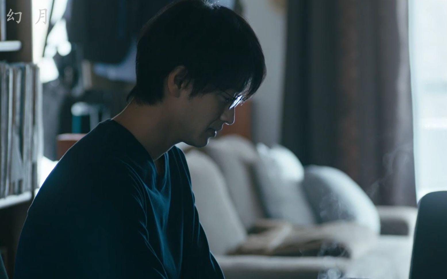 坐在讲台上的木岛