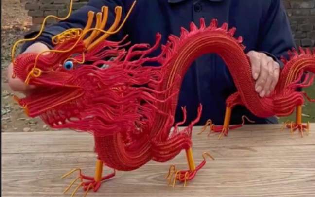 爷爷用铁丝制作的中国龙