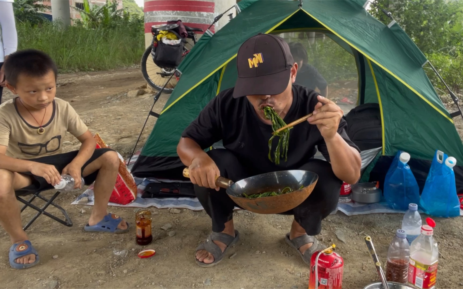 骑行去西藏,到达广东罗定在桥下露营做饭遭人群围观,尴尬极了哔哩哔哩bilibili